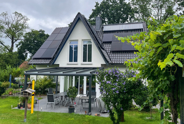 Im Zuge der energetischen Modernisierung des Einfamilienhauses wurden alle Solarmodule auf der nach Süden ausgerichteten Dachfläche installiert. Auf der nach Osten zeigenden Seite des Zwerchdachs wurden ebenfalls PV-Module angebracht, um die morgendlichen Sonnenstrahlen zu nutzen.