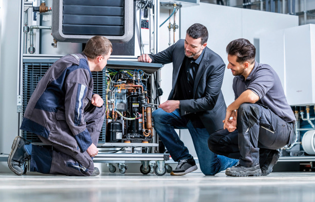 Das System Profi Programm unterstützt Fachbetriebe dabei, die Chancen der Energiewende erfolgreich zu nutzen. Jährlich findet das System Profi ­Forum statt, bei dem die neusten Viessmann-Produkthighlights und Markttrends vorgestellt werden, aber auch der gemeinsame Austausch im Fokus steht.