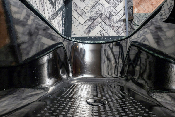 Kaldewei-Classic-Duo-Badewanne in Schwarz mit Voll-Anti-Slip im Zimmer „Wee Beastie“.