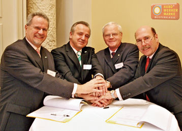 Wilo ist jetzt Handwerkermarkenpartner. Nach der Unterzeichnung (v.l.): Udo Kunz und Peter Stamm (beide Wilo) sowie Bruno Schliefke und Michael von Bock und Polach (beide ZVSHK)