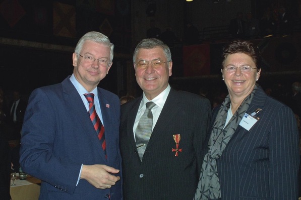Verleihung des Bundesverdienstkreuzes (v. l.): Ministerpräsident Roland Koch mit Manfred und Heike Roth