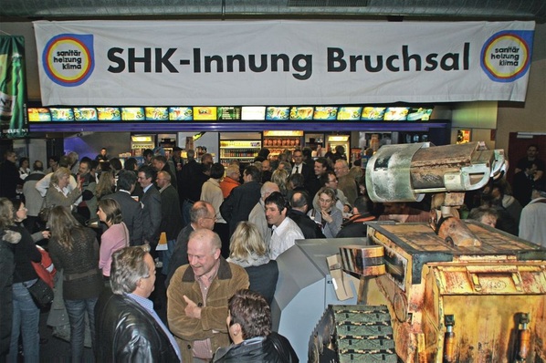 Unter dem Mantel der Bruchsaler Innung fanden im Foyer des Kinos die Beratungs­gespräche im Rahmen einer kleinen Ausstellung statt