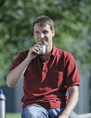 Poloshirts stehen in vielen leuchtenden Farben zur Auswahl