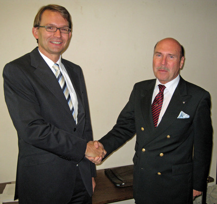 Premiere bei der Mitgliederversammlung im Hamburger Side-Hotel (v.r.): ZVSHK-Hauptgeschäftsführer Michael von Bock und Polach und Nachfolger Elmar Esser