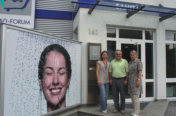 Im Badforum freuen sich ­Martina Stark-Fritz, Dieter Betz und Brigitte Wurst-Betz auf ihre Kunden (v.l.)