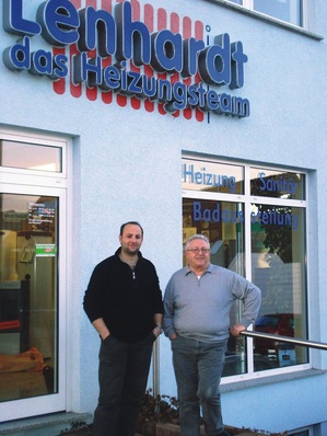 Dieter Lenhardt (r.) und sein Sohn Timo setzten schon früh auf Solarthermie und PV. Inzwischen kommen 60 bis 70 % der Aufträge aus dem Solarbereich