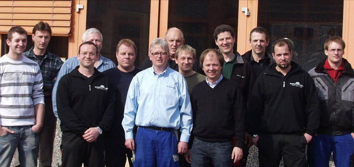 Pilotprojekt in Duisburg: Die ersten 12 Teilnehmer erhielten durch Lehrlingswart Hans Werner Bunn und Fachbereichsleiter Wolfgang Holtwick ihre Zertifikate zur SHK-Fachkraft für Kälte,- Klima- und Wärmepumpenanlagen nach Kategorie I