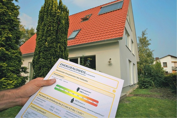 Für Neubau und Sanierung schreibt die aktuelle EnEV ein Ergebnis vor, das den Bedarf an ­Primärenergie um etwa 30 % verringert.