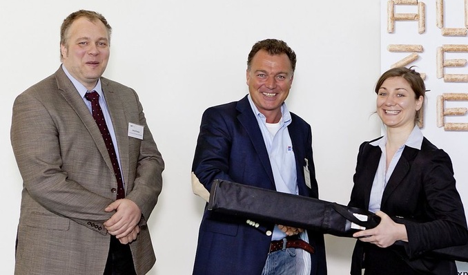 Jörg Knapp (FVSHK, l.) und Anna Katharina ­Sievers (DEPV) zeichneten mit Gernot Walter (MergenthalerZerweck) den tausendsten Fachbetrieb für Pellets und Biomasse aus.