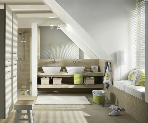 1 Eine Bank mit Schüben unter Dachschrägen bringt nicht nur Stauraum und eine Sitzmöglichkeit — sie kann gestalterisch als verbindendes Element zwischen den Objekten fungieren.