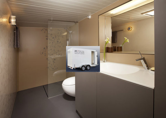 Kundenservice: Bad-Anhänger, während der Fachbetrieb die Sanierung durchführt. Die Nutzfläche des Hängers beträgt 5,4 m². Es gibt aber die Möglichkeit, den Anhänger ohne die Ausstattungselemente vor der Wand zu bestellen.