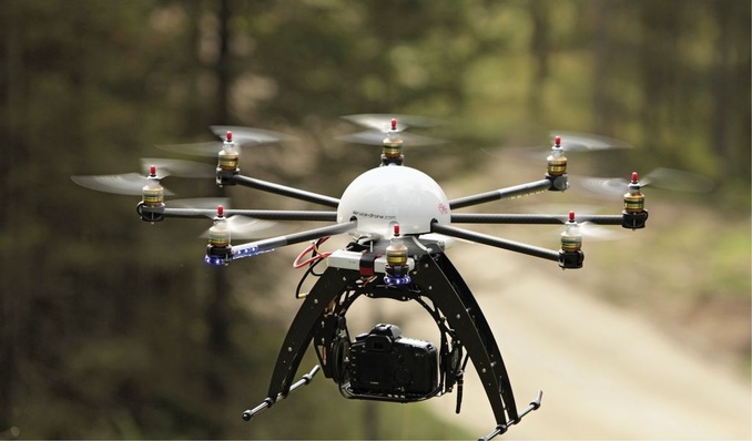 Die Luftbild-Service-System service-drone.de Deutschland GmbH bietet ferngesteuerte Fluggeräte für Service­aufgaben an.