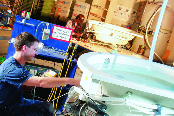 Die unbekannte Seite entdecken: Saniku öffnet seine Werkstüren exklusiv für die Partner im Fachhandwerk. Im Bild: Vormontage-Testlauf Whirlpools.