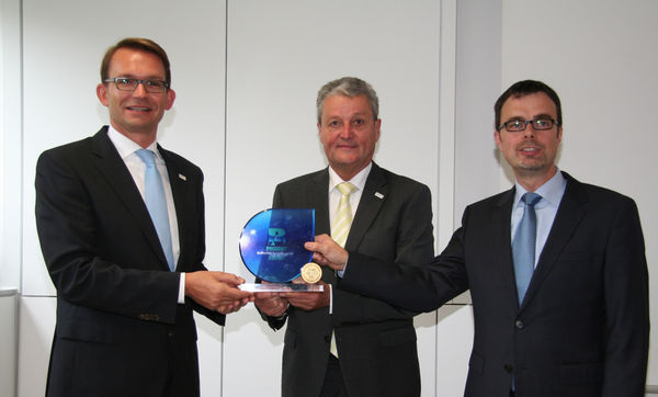ZVSHK Hauptgeschäftsführer Elmar Esser, Präsident Manfred Stather und Dr. Peter Neumann (EDAD) stellten den neuen ZVSHK-Award vor