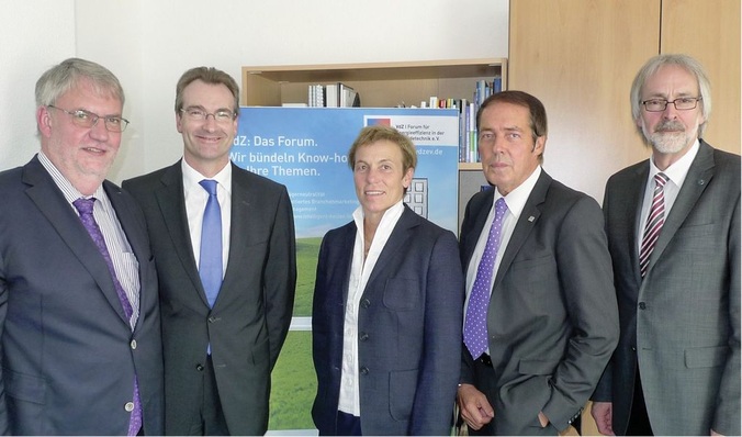 Das neu gewählte VdZ-Präsidium (v.l.): Vize-Präsident Friedrich Budde (ZVSHK), Karlheinz Reitze (ZVEI), Barbara Wiedemann (DGH), VdZ-Präsident Hermann W. Brennecke, Vorstandsmitglied Heinz-Eckard Beele (VDMA).