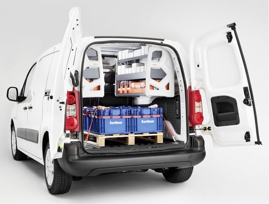 Der Berlingo-Kastenwagen ist mit der Fahrzeugeinrichtung ­ Simpleco von Sortimo eine praktische Transportlösung für Handwerks­betriebe.