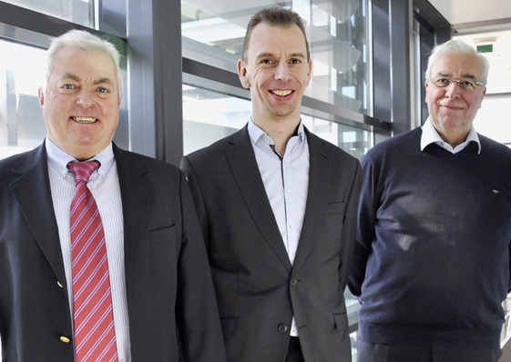 V.l.: ­Oswald Lindner, Group-­Direktor und Geschäftsführer der Bayreuther Walraven GmbH, Pelle van Walraven und Vater Jan van Walraven.