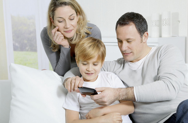 Die Fernbedienung per Smartphone oder Tablet vom Sofa aus wird bald Standard sein — fast alle Hersteller haben sie jetzt im Angebot.