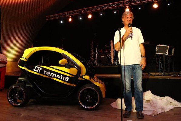Geschäftsführer Rolf Waltermann präsentierte den neuen Renault Twizy im Remeha-Design.