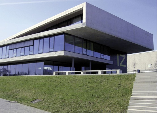 Das Thema Sicherheit hat höchste ­Priorität bei der Planung und Ausführung der Flachdachentwässerung. Es gelten die hohen Sicherheitsanfor­derungen der Normen DIN EN 12056-3 und DIN 1986-100.