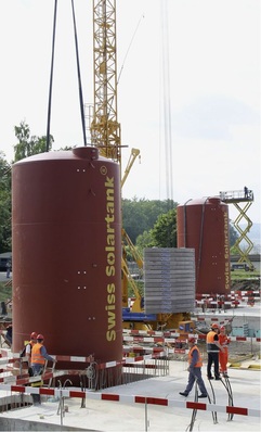 Über 100m³ Inhalt haben die Solarspeicher von Jenni, die 16 Wohnungen komplett mit Heizenergie versorgen sollen.