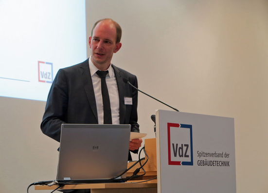 Ab September 2015 werden Effizienzlabel für Heizungsanlagen Pflicht. “Für diese Mammutaufgabe bleibt nicht mehr viel Zeit und es gilt, gemeinsam mit Handwerk, Handel und Herstellern eine faire, herstellerneutrale Softwarelösung zu erarbeiten, um diese Handwerkern und Händlern frühzeitig bereitzustellen“, so

Dr. Michael Herma, Geschäftsführer VdZ.