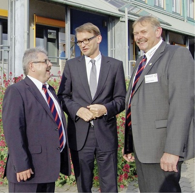 Binnen zehn Jahren hat es das SHK-Ausbildungszentrum Schweinfurt bis zum Bundes­leistungszentrum gebracht. Darauf stolz sind (v.l.): Geschäftsstellenleiter Josef Bock, ZVSHK-Hauptgeschäftsführer Elmar Esser und Obermeister Heinz Schuchbauer.