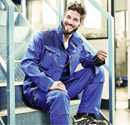 Die Verschlüsse der Kübler-Kollektion Identiq sind verdeckt. Um eine hohe Strapazierfähigkeit der Kleidung zu gewährleisten, sind Belastungspunkte mit einem Riegel gesichert und die Kniezonen mit Knieschutztaschen ausgestattet.