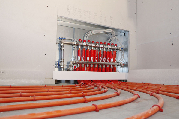 Schon in durchschnittlich großen Wohnungen gibt es so viele Anbindeleitungen, dass die Heizlast in innenliegenden Räumen zu hoch werden kann. Hier hilft nur gute Dämmung der durchlaufenden Leitungen und die Festlegung einer höheren Norminnentemperatur — um einer eventuellen Mängelrüge zu entgehen.