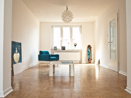 Planheizkörper integrieren sich unauffällig und perfekt in das Raum-Ambiente. Hier ein Beispiel aus der Kölner Wohnung der bekannten Stylistin Petra Klapprott.