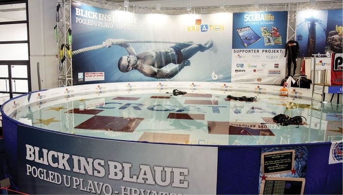 Beeindruckende Ausmaße: Der derzeit weltgrößte mobile Pool, der beim „Blick ins Blaue“ verwendet wird, hat ein Fassungsvermögen von 100000 Litern.