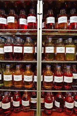 Proben von Brennstoffen werden in Klimakammern auf ihre Langzeitstabilität getestet.