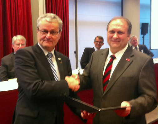 Hohe Auszeichnung für den ZVSHK-Präsident. Manfred Stather (l.) erhält aus der Hand von ZDH Präsident Wollseifer das Handwerkszeichen in Gold.