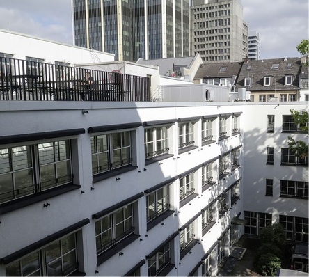 In den Design Offices werden Büroräume vermietet. Optimal ist da die R2-Technik von Mitsubishi Electric, die gleichzeitig kühlen und heizen kann. Die Geräte sind verdeckt hinter der Schalldämmung auf dem Dach.