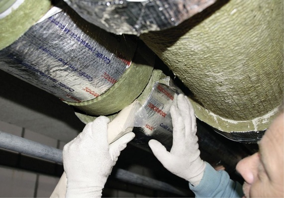 Speziell für die feuerwiderstandsfähige Bekleidung von Sprinklerleitungen bietet Rockwool mit der Brandschutz-Rohrschale Conlit PS 150 Sprinkler Section und dem Conlit PS 150 Sprinkler Cap Formteil für Rohrkupplungen sowie dem Conlit PS 150-Sprinkler- ­Bogen eine schnell und einfach zu verarbeitende, schlanke Konstruktionslösung an.