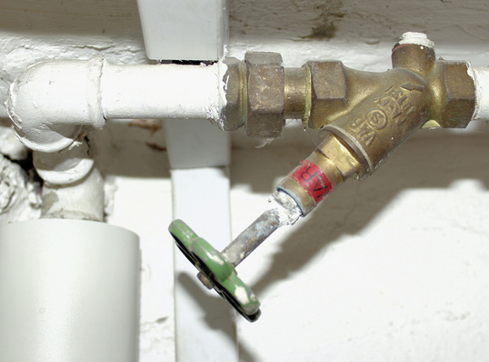 
In Trinkwasserinstallationen können unbemerkte Leckagen immense Wasserschäden verursachen. Mit Leckageschutzgeräten zur automatischen Absperrung bei auftretenden Undichtheiten lassen sich Wasserschäden verhindern.
