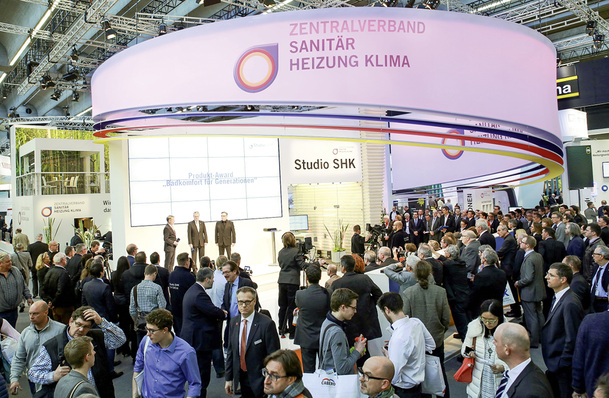 
In der ISH-Halle 8 nicht zu übersehen: Der ZVSHK-Stand mit Forum und Großbildschirm lockte die Zuschauer zu etlichen Highlights der Messe. Hier werden die Gewinner des Produkt-Awards mit Spannung erwartet.
