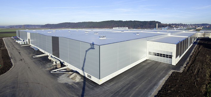 
Auf dem großen Flachdach der Firma Durach sammelt sich das Regenwasser in Sekundenschnelle. Für die effiziente Entwässerung sorgt eine weitläufige Sita- DSS-Anlage.
