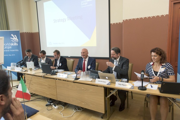 Der neu gewählte WorldSkills Europe-Präsident Hubert Romer (3.v.r.) leitet die Generalversammlung.