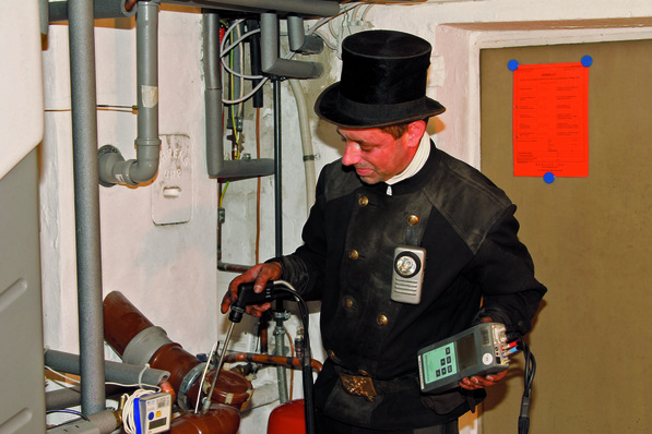 Wie häufig die Abgaswegeüberprüfung und die Schornsteinreinigung stattfinden müssen, hängt von der Heiztechnik ab.