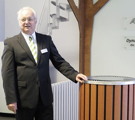 
Im Showroom in Lage zeigt Remko-Geschäftsführer Hans-Dieter Remming das kompakte und optisch ansprechende Außenteil der neuen Wärmepumpe.
