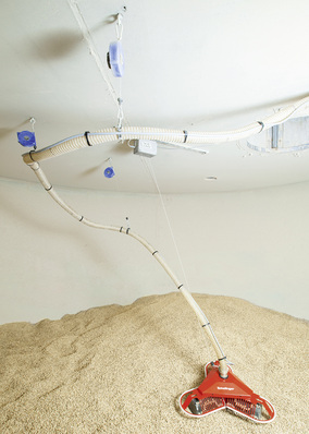 
Einen schonenden Transport der Pellets aus dem Bunker bis zum Heizkessel ermöglicht die pneumatische Förderung – hier mit dem automatischen Entnahmesystem Maulwurf.



