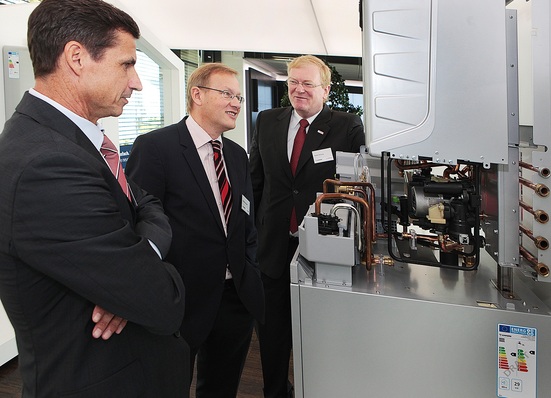 Aktuelle Heizgeräte im Fokus (v.l.): Thomas Bauer (Bereichsvorstand Bosch Thermotechnik), Johannes Schmalzl (Regierungspräsident Stuttgart) und Stefan Hartung (Geschäftsführer der Robert Bosch GmbH).