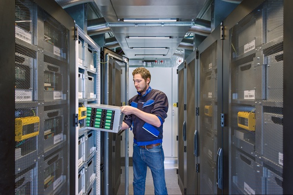 Betriebsstart des Energy Neighbor, der als Container angeliefert wird, in Moosham.