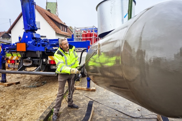 Der Behälter wird mittels Stromspannungsprüfung auf seinen Korrosionsschutz geprüft.