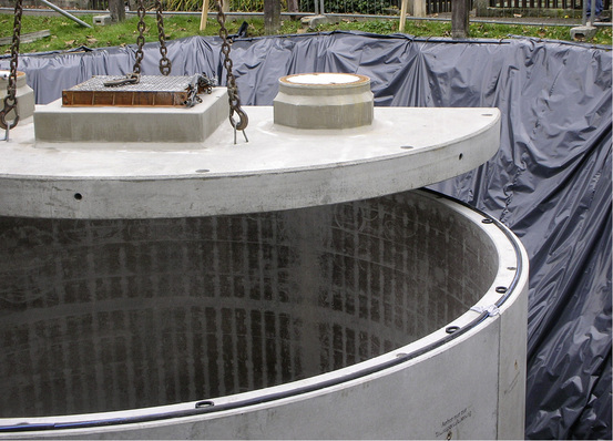 
Montage der Betonfertigteile für den unterirdisch eingebauten Pelletspeicher in den Außenanlagen beim Bauprojekt der Baugenossenschaft Familienheim Lörrach.



