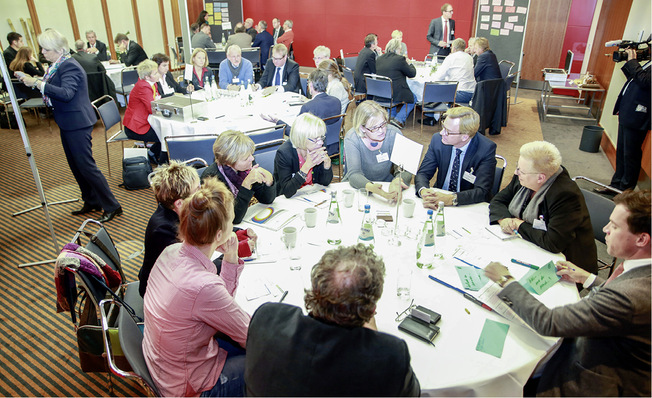 
Rund 100 Teilnehmer belebten das Dialogforum des ZVSHK mit der Pflegewirtschaft. Auf den Tisch kam, was bei Produkten und Netzwerken erfolgreich ist – und was nicht.
