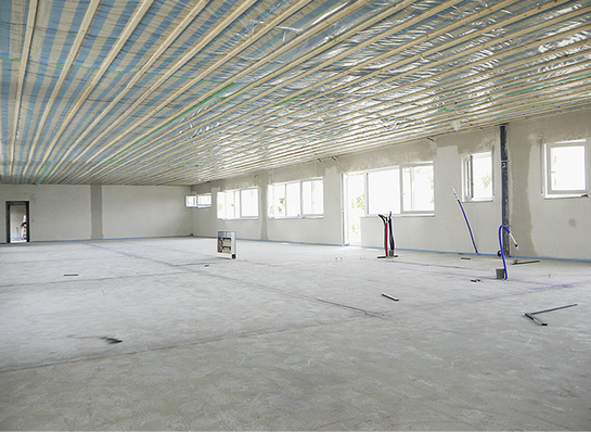 
Im Anschluss an die siebentägige Liegezeit des Calciumsulfatestrichs, konnte bei dem Bauprojekt eine mobile Heizzentrale über die Fußbodenheizung mit der Estrichaustrocknung beginnen. 
