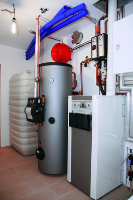 Moderner Heizöltank mit Wasserspeicher und Öl-Brennwertkessel.