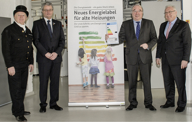 



Symbolische Vergabe des „ersten“ Altanlagenlabels in Berlin (v. l.): Oswald Wilhelm (ZIV), Manfred Stather (ZVSHK), Uwe Beckmeyer (BMWi) und Manfred Greis (BDH). 

